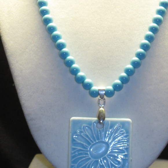 3/$20 | Aqua bead and ceramic daisy necklace - Picture 4 of 8
